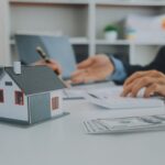 Minatyrhus, dator och avtalspapper